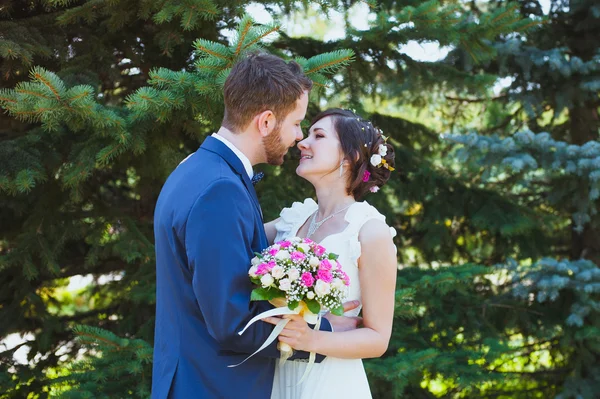 Bride and groom in the park — Stock Photo, Image