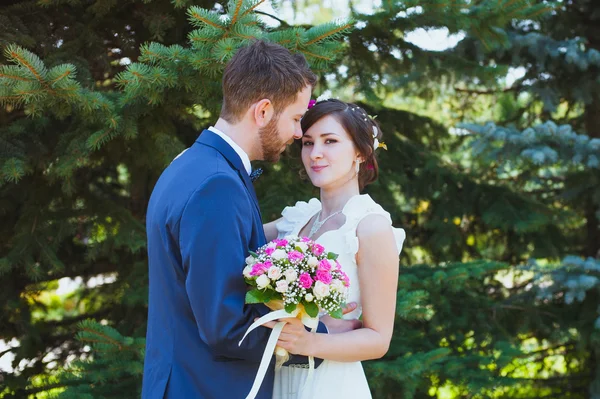 Bride and groom in the park — Stock Photo, Image