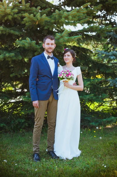 Brud och brudgum i parken — Stockfoto