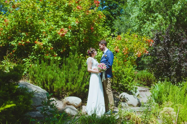 Bride and groom in the park — Stock Photo, Image