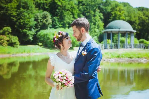 Gelin ve damat parkta