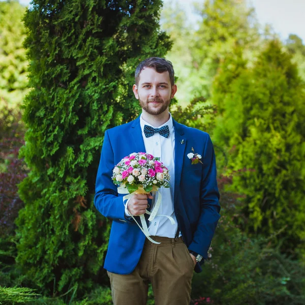 Bruid met een bruiloft boeket — Stockfoto