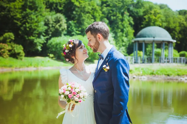 Gelukkige paar, bruiloft, natuur, liefde, — Stockfoto