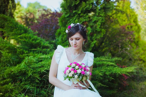 Lyckliga bruden, glad och kärlek — Stockfoto