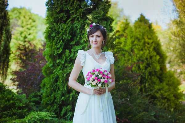 Gelukkige bruid, gelukkig en liefde — Stockfoto