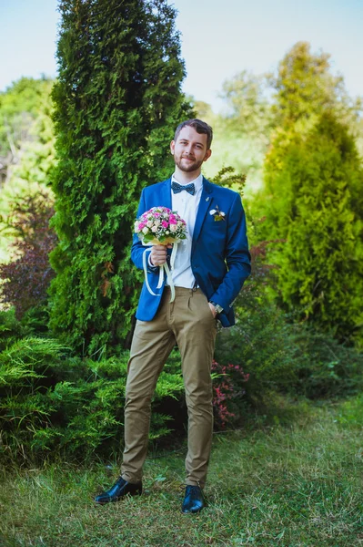 Bruid met een bruiloft boeket — Stockfoto