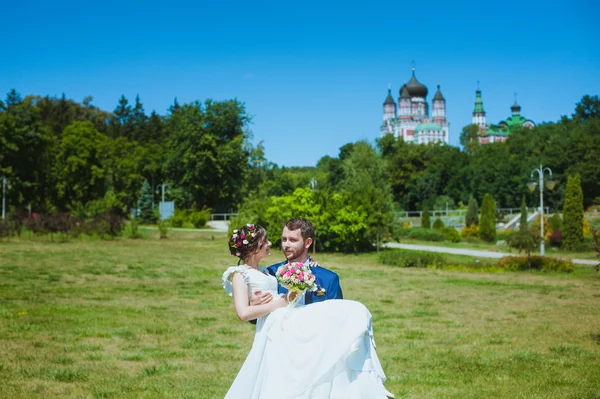 Los novios, la novia en sus brazos, la felicidad, el amor —  Fotos de Stock