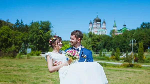 Los novios, la novia en sus brazos, la felicidad, el amor —  Fotos de Stock