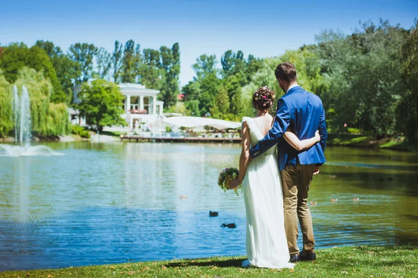 Glückliches Paar, Hochzeit, Natur, Liebe, — Stockfoto