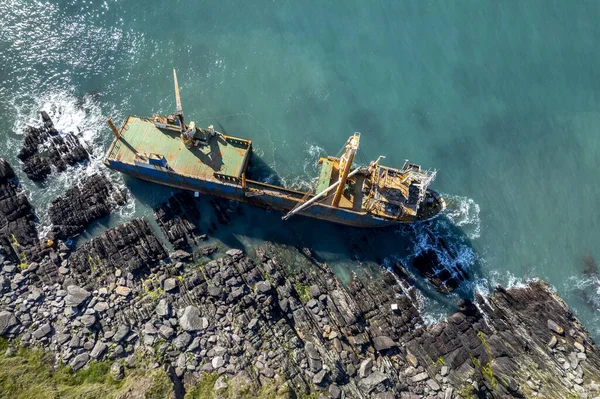Abandoned Ship Washed Rocks Ballycotton East Cork Storm Dennis Hit — Foto Stock