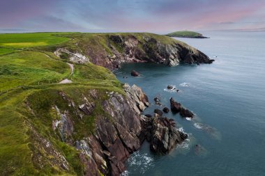 Knockadoon Tepesi İrlanda 'nın Cork şehrinde yürüyor.