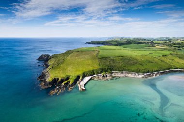 The Warren 'ın hava manzarası. Rosscarbery, County Cork, İrlanda' da bulunan kumulların desteklediği küçük bir plaj.