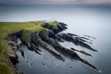 İrlanda 'nın güney kıyısındaki Rosscarbery, County Cork yakınlarındaki Rathbarry' deki Mutfak Baş Feneri 'nin hava görüntüsü..