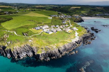 The Warren 'ın hava manzarası. Rosscarbery, County Cork, İrlanda' da bulunan kumulların desteklediği küçük bir plaj.