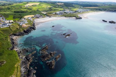 The Warren 'ın hava manzarası. Rosscarbery, County Cork, İrlanda' da bulunan kumulların desteklediği küçük bir plaj.