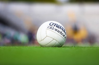29 Mayıs 2021, Cork, İrlanda - bir O 'Neills Tüm İrlanda Gaelic Futbol topu odak arka planı dışında çimlerde yatar