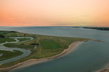 Pilmore Strand 'ın hava görüntüsü ve Cork Ireland' daki Youghal yakınlarında St. Itas GAA sahası.
