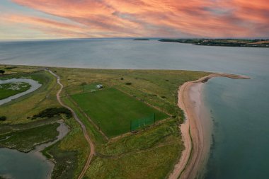 Pilmore Strand 'ın hava görüntüsü ve Cork Ireland' daki Youghal yakınlarında St. Itas GAA sahası.