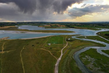 Pilmore Strand 'ın hava görüntüsü ve Cork Ireland' daki Youghal yakınlarında St. Itas GAA sahası.