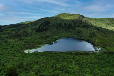 Bulutlu bir günde İrlanda 'nın batısındaki Cullenagh Gölü' nün havadan görünüşü