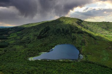 Bulutlu bir günde İrlanda 'nın batısındaki Cullenagh Gölü' nün havadan görünüşü