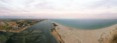 Praia da Fabrica 'nın panoramik hava manzarası, Praia de Cacela Velha plajı olarak da bilinir, Portekiz' in Algarve bölgesindeki Ria Formosa 'nın ağzındaki kumlu baralı bir ada.