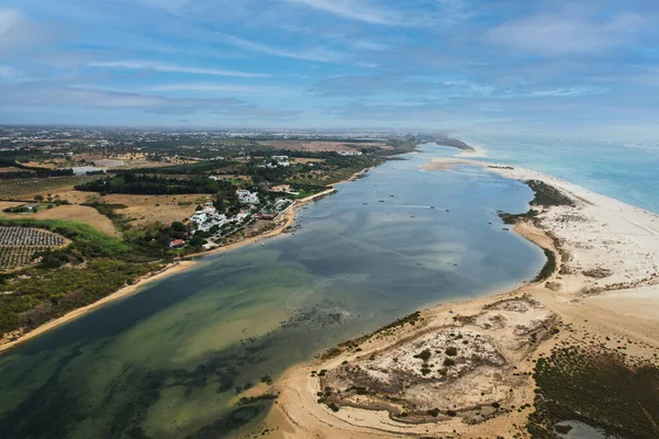 プライア ファブリカの空中写真 別名プライア カレッラ ヴェラビーチ ポルトガル本土のアルガルヴェ地方のリア フォルモサの口の中の砂のバリア島 — ストック写真