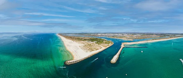 タビラ島のビーチの空中パノラマビュー タビラの町の近くの熱帯の島 南ポルトガルのアルガルヴェ地方のRia Formosaの自然公園の一部 — ストック写真