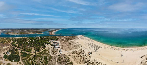 泰维拉岛海滩的空中全景 泰维拉岛是葡萄牙南部阿尔加维地区Ria Formosa自然公园的一部分 靠近泰维拉镇的一个热带岛屿 — 图库照片