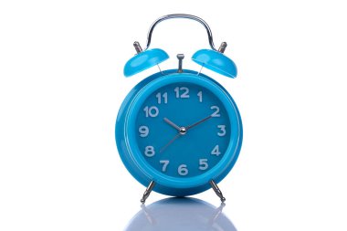 Zaman kavramsal. Beyaz arkaplanda mavi alarm