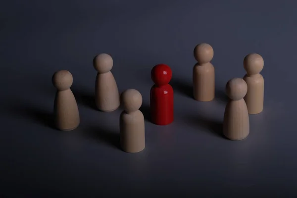 Holzfiguren Der Familie Stehen Auf Grauem Grund Das Konzept Einer — Stockfoto