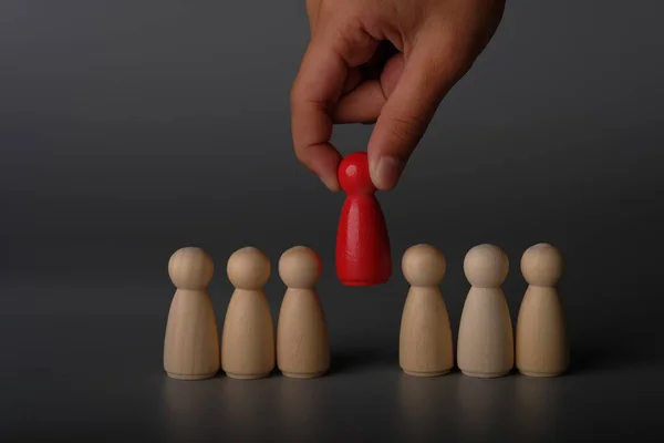 Figurines Bois Famille Tiennent Sur Fond Gris Concept Une Famille — Photo