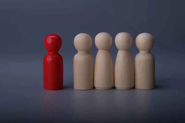 Holzfiguren Der Familie Stehen Auf Grauem Grund Das Konzept Einer — Stockfoto