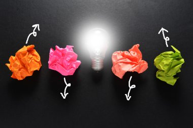 Harika bir fikir çözüm konseptiyle buruşuk renkli kağıt ve ampul