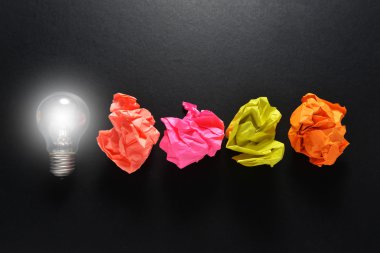 Harika bir fikir çözüm konseptiyle buruşuk renkli kağıt ve ampul