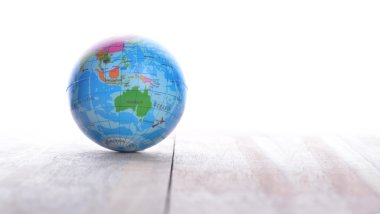 ahşap masa üzerinde dünya.