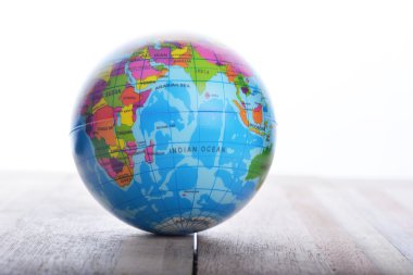 ahşap masa üzerinde dünya.