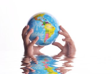 Dünya su yansıma üzerinde tutan el