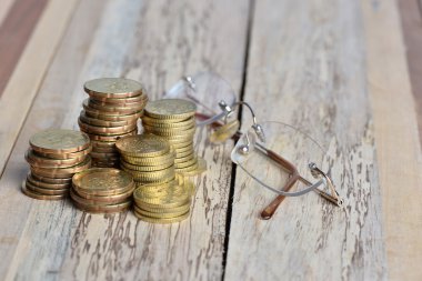 Altın sikke yığını ahşap tablo kazandıran kavramı