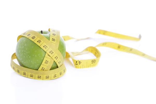 Gesunde Ernährung, Diät, Schlankheits- und Gewichtsverlust-Konzept oder Nahaufnahme von Apfel, Maßband — Stockfoto