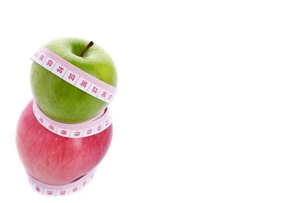 Alimentação saudável, dieta, emagrecimento e perda de peso conceito ou close-up de maçã, fita métrica — Fotografia de Stock