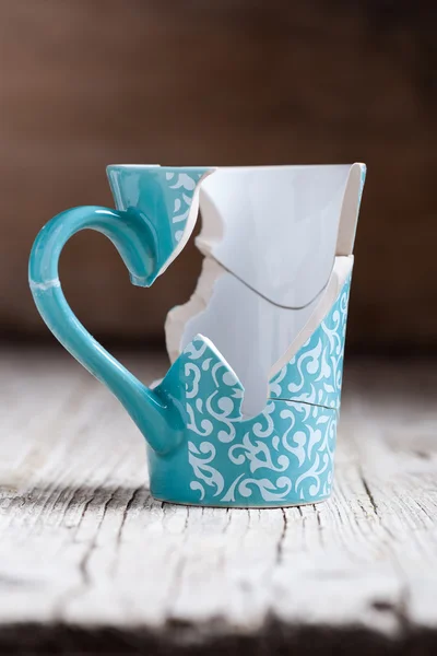 kırık bardak ve sıkışmış sırt üstü ahşap masa