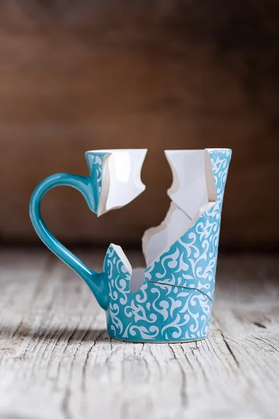 kırık bardak ve sıkışmış sırt üstü ahşap masa