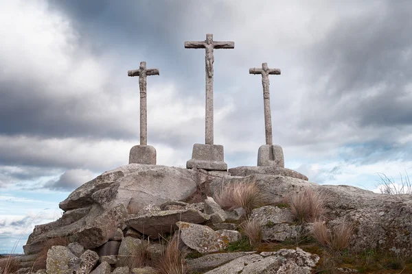 Stone cross az ég háttér Alkonyat felhős — Stock Fotó