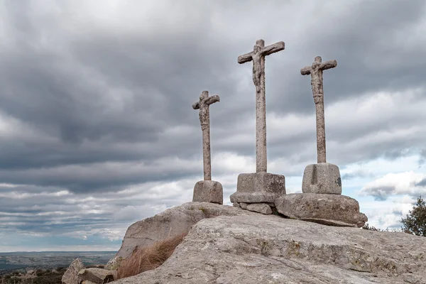 Stone cross met hemel achtergrond schemering bewolkt — Stockfoto