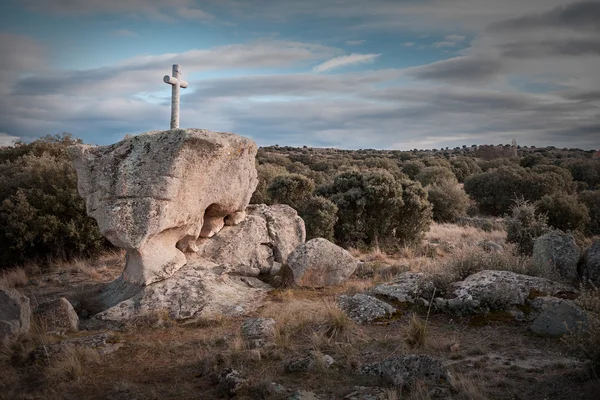 Kamenný kříž s sky pozadí soumraku zataženo — Stock fotografie