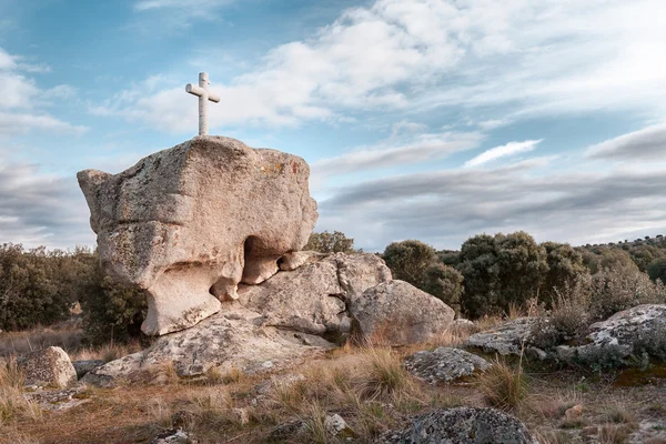 Steinkreuz mit Himmel Hintergrund Dämmerung bewölkt — Stockfoto