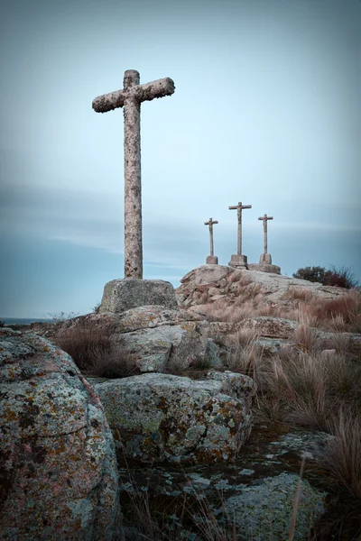 Stone cross met hemel achtergrond schemering bewolkt — Stockfoto