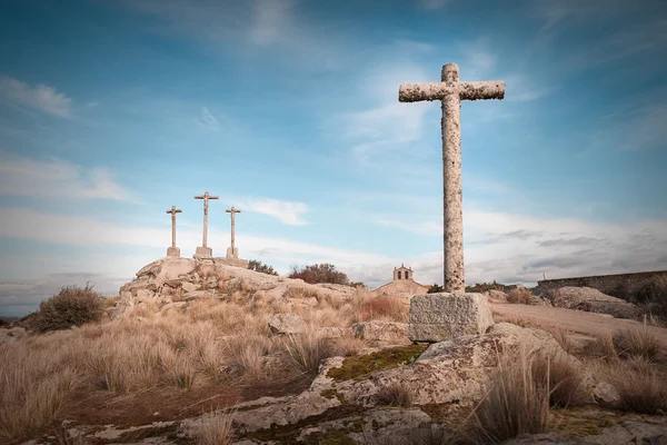 Cruz de piedra con cielo fondo oscuro nublado —  Fotos de Stock