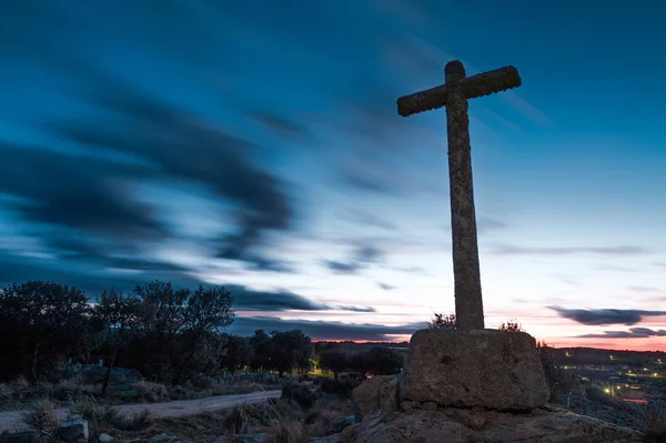 Pedra cruz com céu fundo crepúsculo nublado Fotografia De Stock
